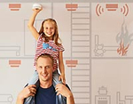 Kind auf der Schulter mit Rauchmelder Kind auf der Schulter mit Rauchmelder